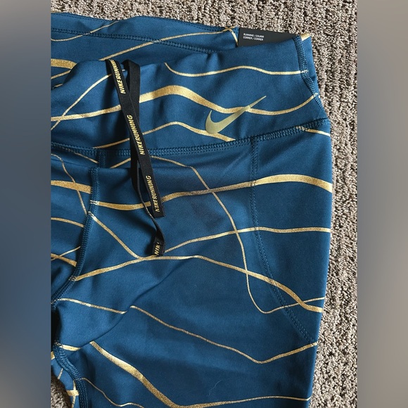Women’s Nike tight fit running leggings - Picture 2 of 4